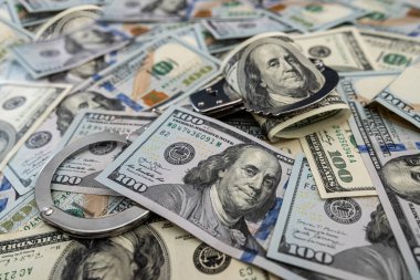 Demir kelepçeler 100 Amerikan dolarına. suç kavramı