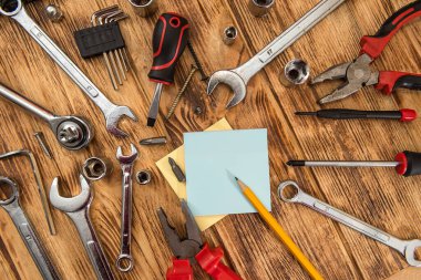 Boş not defteri inşaat aletlerinin etrafını sarmış. Tamir ekipmanları. İşyeri