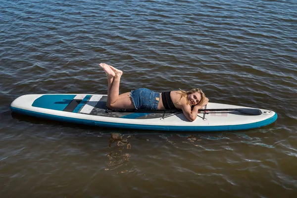 Junge Frau Entspannt Sich Einem Heißen Sommertag Sup Board — Stockfoto