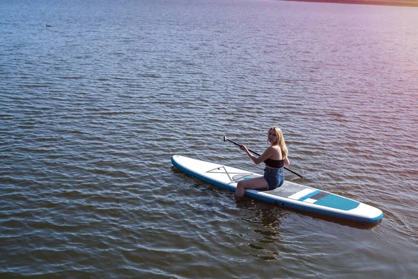 Mujer Atractiva Joven Posando Tablero Paddle Relajándose Verano Día Soleado — Foto de Stock
