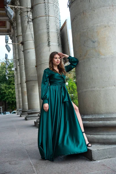 Młoda Elegancka Kobieta Relaks Pozowanie Kamery Pobliżu Kolumn Zielonej Sukience — Zdjęcie stockowe