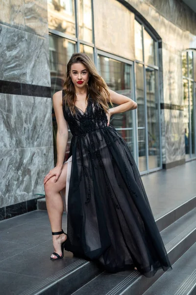 Retrato Modelo Femenino Atractivo Magnífico Vestido Negro Noche Posando Calle — Foto de Stock