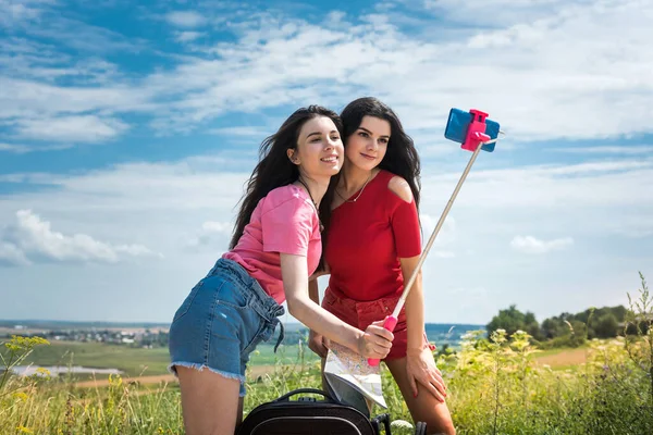 Dvě Mladé Přítelkyně Selfie Hřišti Létě — Stock fotografie