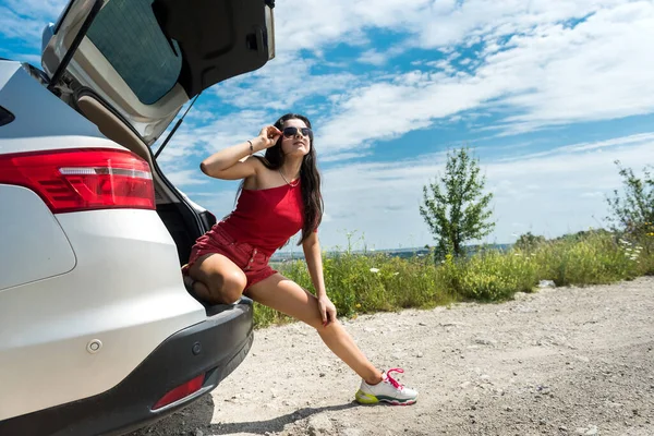 Glücklich Reisende Frau Sitzt Kofferraum Ihres Autos Und Ruht Sich — Stockfoto