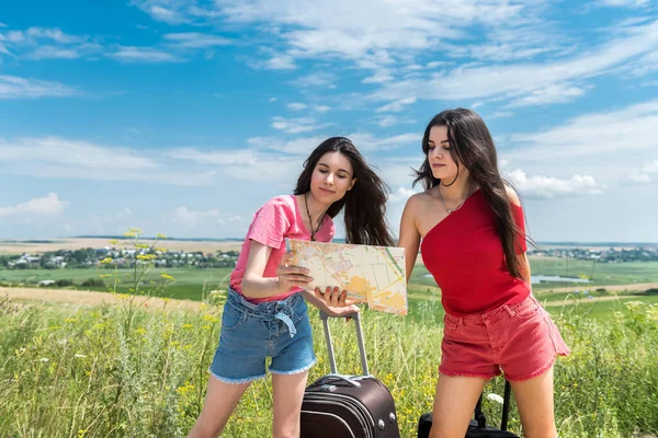 Dvě Mladé Turistické Ženy Stopování Silnici Dává Pauzu Krásným Slunečným — Stock fotografie