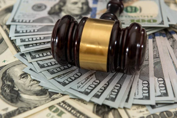 Χρήματα Δολαρίων Και Δικαστές Gavel Στο Τραπέζι Κρίση Και Δωροδοκία — Φωτογραφία Αρχείου