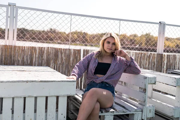 Portret Van Pretvrouw Zittend Houten Stoel Genieten Van Zomer Hete — Stockfoto