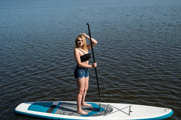 Menina Bonita Hora Verão Descansando Placa Sup Água Conceito Estilo — Fotografia de Stock