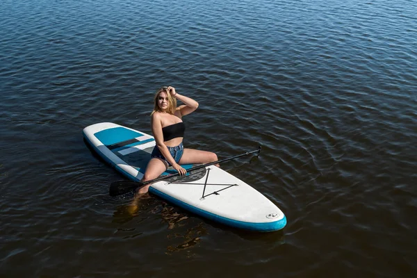 Όμορφη Κοπέλα Καλοκαίρι Στηρίζεται Sup Board Water Έννοια Του Ενεργού — Φωτογραφία Αρχείου