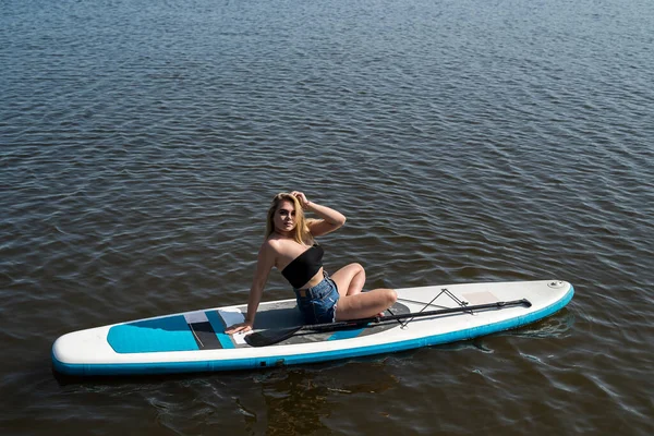 Mujer Atractiva Joven Posando Tablero Paddle Relajándose Verano Día Soleado — Foto de Stock