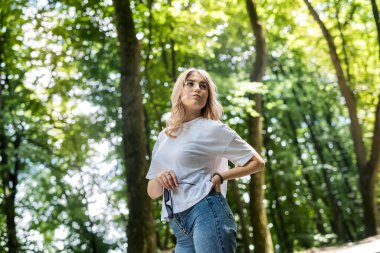 Yeşil Park 'ta vakit geçiren oldukça mutlu bir kadın, doğanın tadını çıkarıyor.