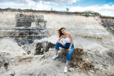 Güzel kız yaz sıcağının tadını çıkar. Kum kayalıklarının yanında, yaşam tarzında.