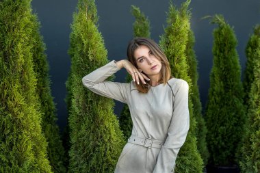 Eşkıyanın yanında, doğada rahatlayan genç bir kadının portresi.
