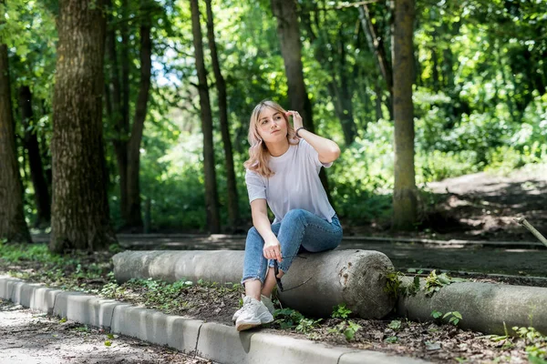 Bella Donna Felice Trascorrere Suo Tempo Nel Parco Verde Godere — Foto Stock
