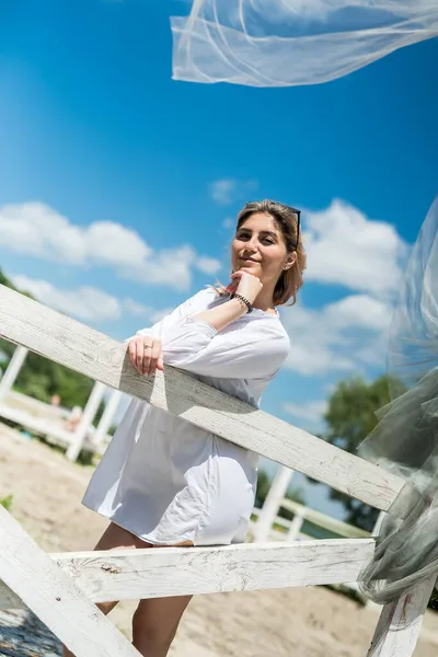 白いガゼボの湖の近くで晴れた夏の日をお楽しみください リラックスや休暇の概念 — ストック写真