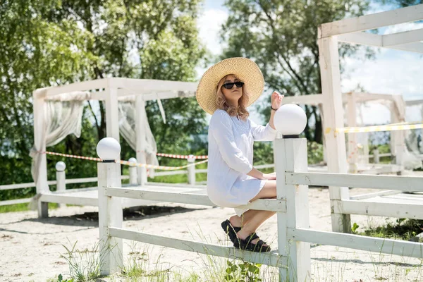 Mujer Vestido Blanco Disfrutar Caluroso Día Verano Cerca Playa Arena — Foto de Stock
