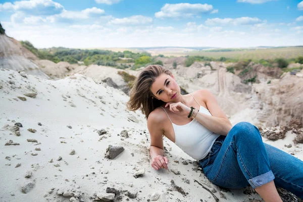 Mulher Bonita Posa Contra Fundo Canyon Areia Rochas Verão Quente — Fotografia de Stock