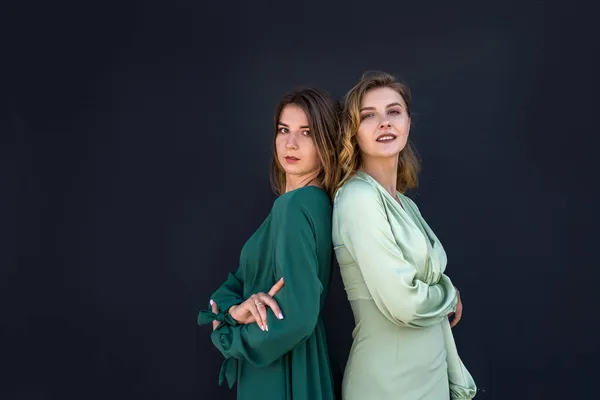 Krásné Dívky Pózující Létě Přírodě Nádherné Zelené Šaty Portrét Ženy — Stock fotografie