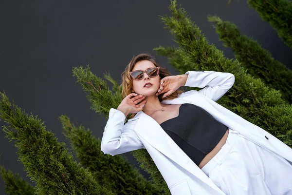 Ung Glad Brunett Kvinna Vit Kostym Poserar Naturen Vit Cederträ — Stockfoto