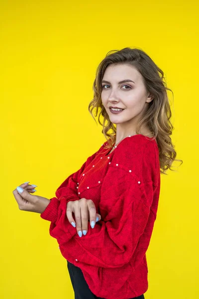 Mulher Moda Camisola Malha Vermelha Clássica Posando Sorrindo Fundo Amarelo — Fotografia de Stock