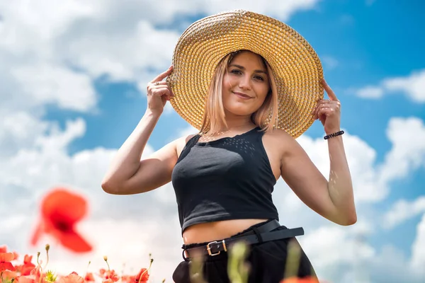 Mujer Joven Caminando Campo Amapola Roja Hora Verano Disfruta Libertad —  Fotos de Stock