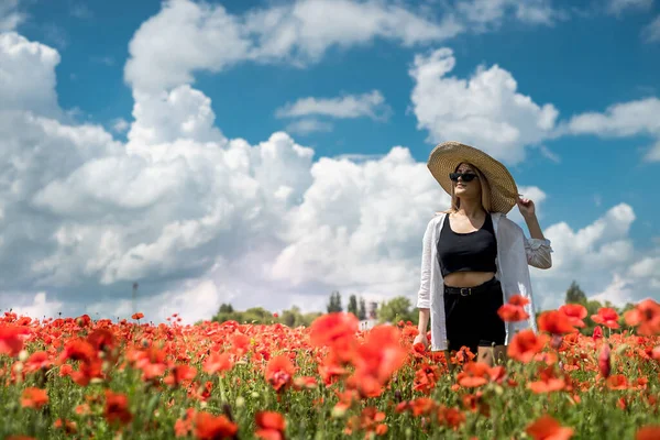 Jovem Mulher Chapéu Campo Papoula Pegar Flores Hora Verão — Fotografia de Stock