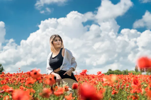 Sarışın Beyaz Bluz Giyen Güneşli Bir Günde Haşhaş Tarlasında Poz — Stok fotoğraf