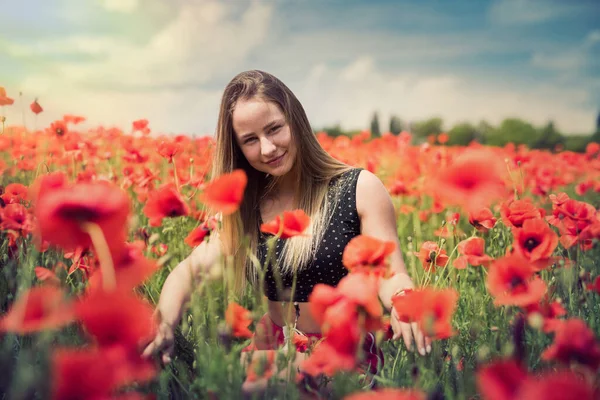 乌克兰漂亮女孩在乡村欣赏花朵 夏季时间 — 图库照片