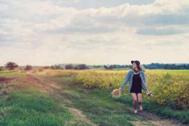 Yazın kırsal alanda poz veren inanılmaz güzel bir genç kadın. Yaşam biçimi