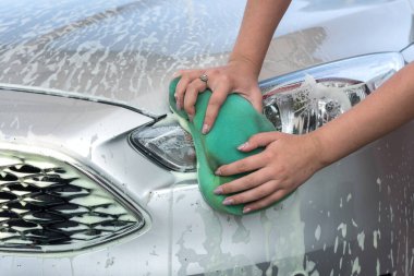 Sünger ve sabun köpüğüyle el yıkama arabasını kapat. 