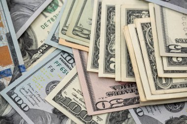 100 dolarlık banknotlardan oluşan para yığınına yakından bakın. finans kavramı