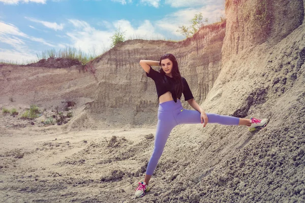 Vrouwelijk Model Casual Doek Lopen Zand Steengroeve Genieten Van Zomer — Stockfoto