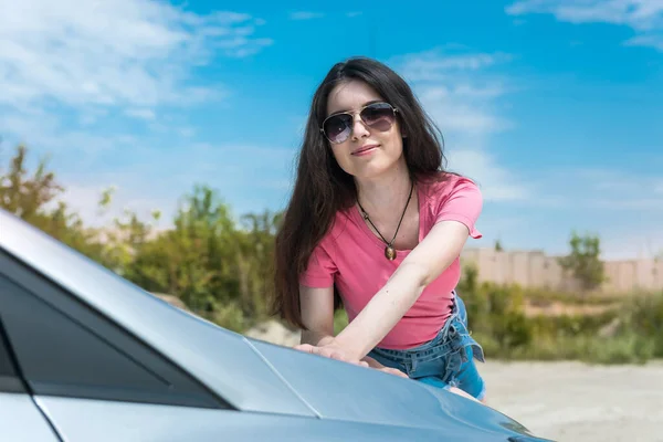 Joven Sexy Delgada Mujer Posando Coche Carretera Durante Las Vacaciones — Foto de Stock