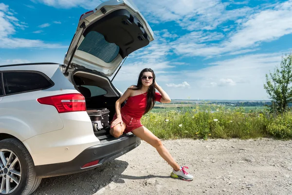 Glücklich Reisende Frau Sitzt Kofferraum Ihres Autos Und Ruht Sich — Stockfoto