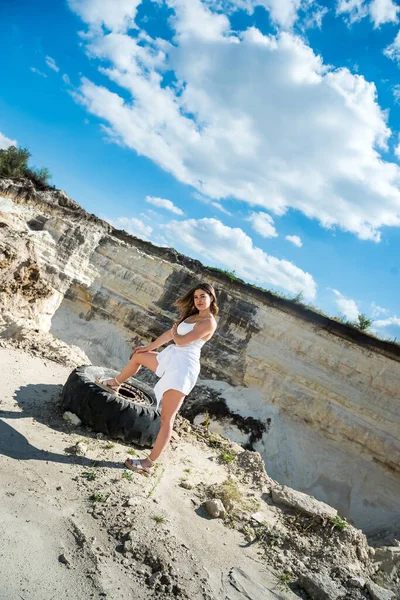 Young Woman Walks Sands Desert Quarry Blue Sky Perfect Lifestyle — Stock Photo, Image