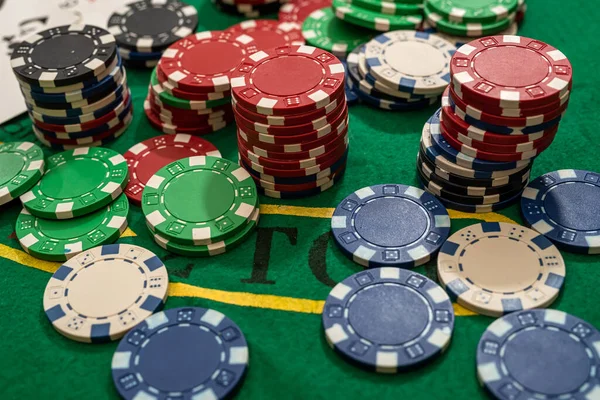 Fichas Jogo Mesa Verde Casino Jogo Poker — Fotografia de Stock