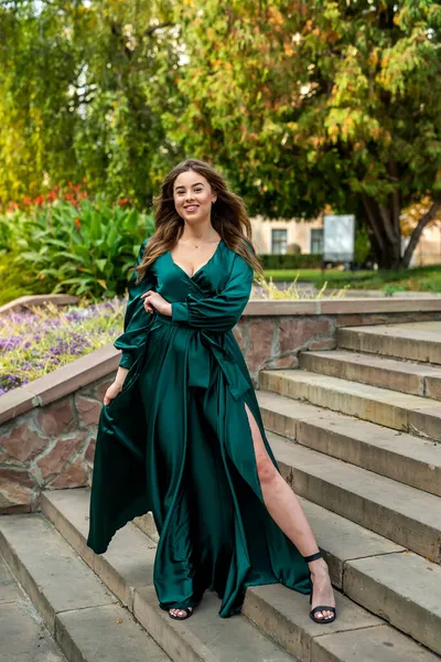 Sexy Młoda Kobieta Modne Długie Zielone Sukienki Cieszyć Słoneczny Letni — Zdjęcie stockowe