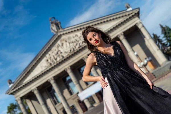 Sinnliche Hübsche Junge Frau Schwarzen Cocktail Abendkleid Posiert Der Nähe — Stockfoto