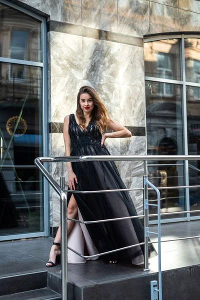 Unglaublich Schöne Frau Voller Länge Posiert Inmitten Der Stadt Einem — Stockfoto
