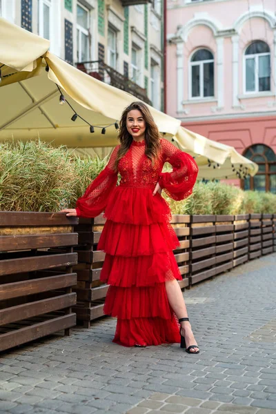 Atrakcyjna Kobieta Czerwonej Sukience Moda Pozycjonować Kamerze Tle Miejskim — Zdjęcie stockowe