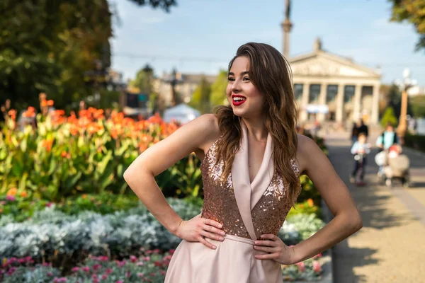 Mulher Morena Bonita Posign Dia Quente Verão Cidade Estilo Vida — Fotografia de Stock