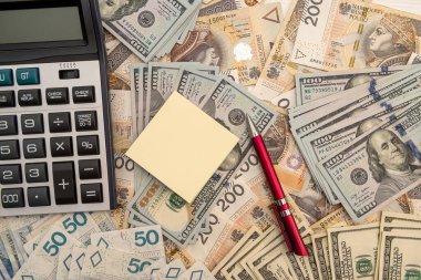 Dolar ve polonyalı banknotlar arasında döviz kuru. kalem ve not ile hesap makinesi