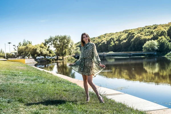 穿着衣服的漂亮女人站在湖边 在自然中放松一下 摆出姿势拍照 — 图库照片