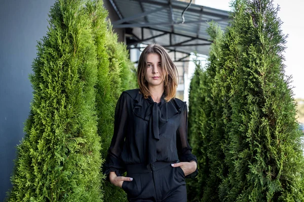 Attraktiv Ung Kvinna Poserar Svart Klänning Naturen Vit Ceder Som — Stockfoto