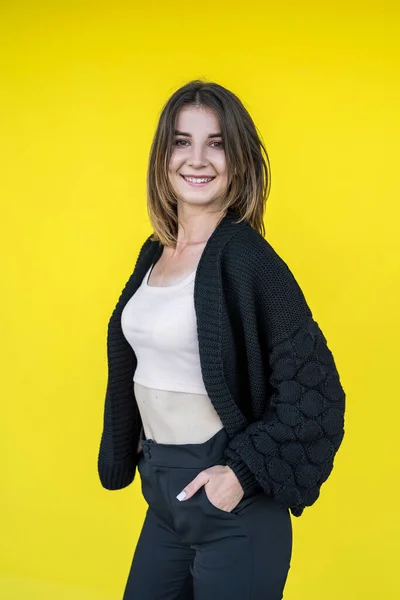 Retrato Una Hermosa Joven Cerca Pared Amarilla Estilo Vida — Foto de Stock