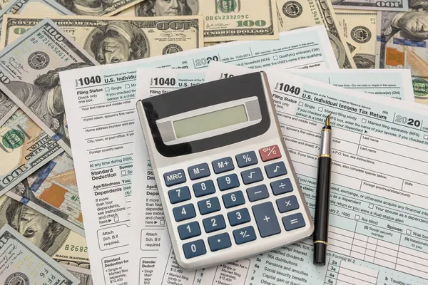 Formulários Fiscais 1040 Com Dólares Calculadora Para Preenchimento Abril Conceito — Fotografia de Stock