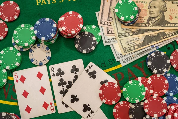 Δολάρια Και Παίζουν Χαρτιά Μάρκες Στο Πράσινο Τραπέζι Του Καζίνο — Φωτογραφία Αρχείου