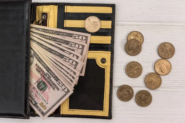 책상에 달러와 센트를 — 스톡 사진