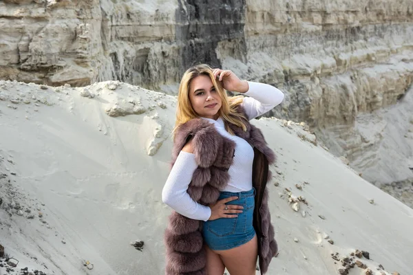 Pretty Girl Casual Cloth Fur Coat Sand Rocks Summer Trip — Stock Photo, Image
