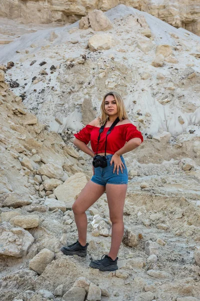 Mujer Joven Con Estilo Caminando Roca Arena Día Verano Caliente —  Fotos de Stock